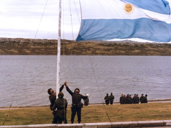 Aplausos sobre Puerto Argentino